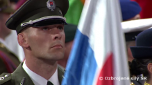 Príslušník ČS PSR vlajkonosičom počas Summitu NATO 2016