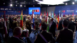 Príslušník ČS PSR vlajkonosičom počas Summitu NATO 2016